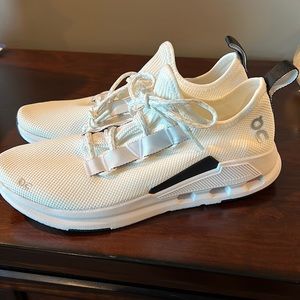 New in box Women’s On Cloudeasy Running Shoes size 10